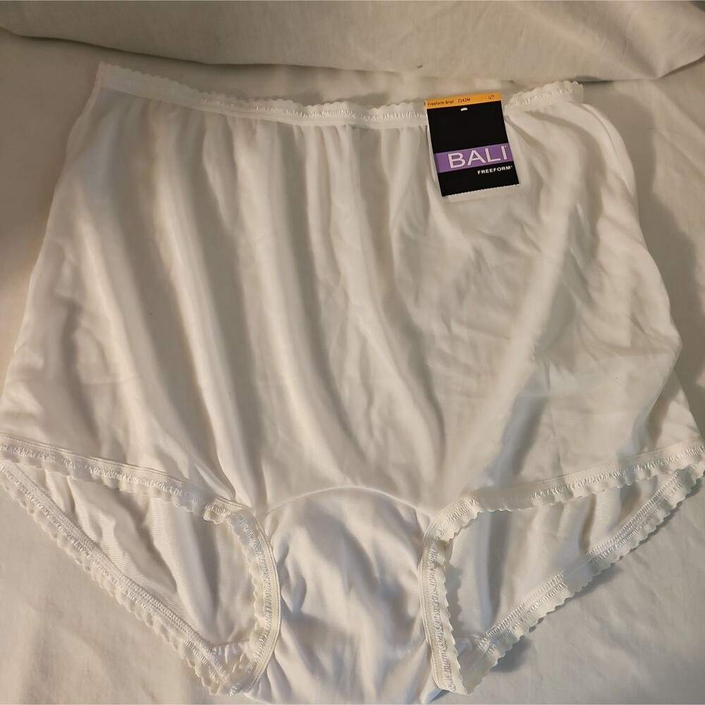 NWT BALI Freeform Brief Panties 2124 Nylon Cotton Liner Sizes 7 3pr